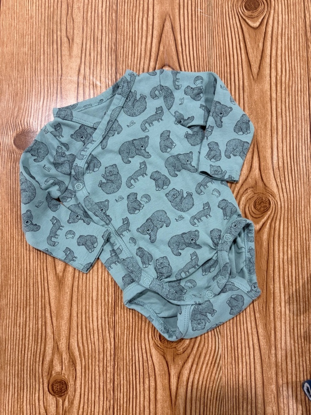 7/$20 H&M Light Green Baby Long Sleeve Bodysuit with Bear Print